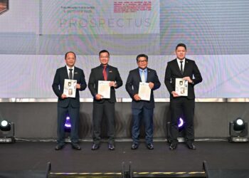 IVAN Na Keh Chai (dua dari kiri) bersama Choo Chee Yong (kiri) dan Ku Mun Fong (dua dari kanan) selepas majlis pelancaran prospektus syarikat itu di EQ, Kuala Lumpur hari ini.