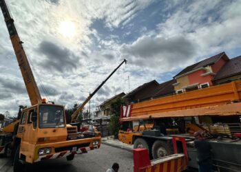 PIHAK kontraktor giat melakukan kerja pembaikan rumah di Taman Putra Harmoni yang terjejas akibat letupan kebakaran saluran paip gas di Putra Heights, Subang Jaya pada April lalu.