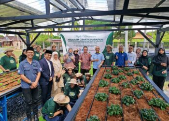 TUANKU Syed Faizuddin Putra Jamalullail (lapan dari kanan) berkenan menyempurnakan simbolik perasmian Laman Hijau dalam majlis berlangsung di Pusat Pemulihan Dalam Komuniti (PDK) Pauh, Jalan Pauh, Kampung Guring, Arau, Perlis. -UTUSAN