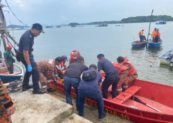 Anggota bomba mengangkat mayat lelaki yang lemas dalam kejadian bot karam di Kampung Tebing Runtuh, Iskandar Puteri.