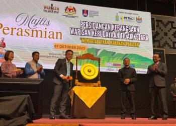 WONG Hon Wai (tiga, kiri) merasmikan Persidangan Kebangsaan Warisan Kebudayaan Tidak Ketara 2025 di UiTM Permatang Pauh, Bukit Mertajam, Pulau Pinang, hari ini.-UTUSAN/SITI NUR MAS ERAH AMRAN