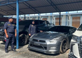 NORAINI Mohd Nawi (dua dari kiri) meninjau salah sebuah kereta mewah yang disita di Ibu Pejabat JPJ negeri, Jejawi, Arau, Perlis. -UTUSAN/ASYRAF MUHAMMAD