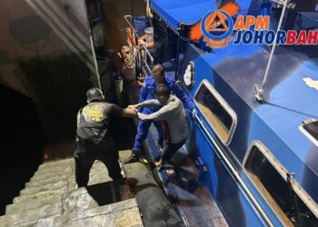 ANGGOTA APM membawa naik beberapa warga asing yang cedera selepas bot dinaiki mereka
bertembung dengan bot milik PPM di jeti Maritim Malaysia di Gelang Patah, Iskandar Puteri, Johor pagi tadi.