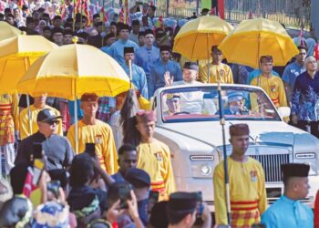 TENGKU Amir Shah Sultan Sharafuddin Idris Shah menaiki kenderaan dari Galeri Diraja Sultan Abdul Aziz di Jalan Istana menuju ke pintu utama Istana Alam Shah, Klang, semalam.