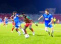 ABDUL Sesay (tengah) cuba melepasi pertahanan pasukan Sabah FC pada aksi siangan Piala FA di Stadium Sultan Muhammad ke-IV, Kota Bharu, Kelantan sebentar tadi.-UTUSAN/KAMARUL BISMI KAMARUZAMAN