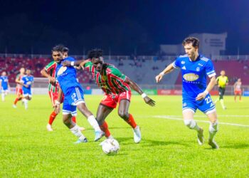 ABDUL Sesay (tengah) cuba melepasi pertahanan pasukan Sabah FC pada aksi siangan Piala FA di Stadium Sultan Muhammad ke-IV, Kota Bharu, Kelantan sebentar tadi.-UTUSAN/KAMARUL BISMI KAMARUZAMAN