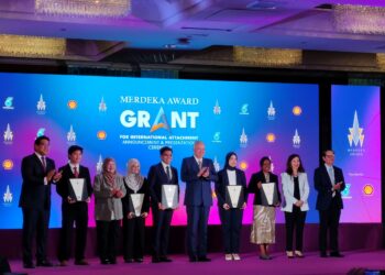 sultan Nazrin Muizzudin Shah bersama penerima Geran Anugerah Merdeka Penempatan Antarabangsa, baru-baru ini.
