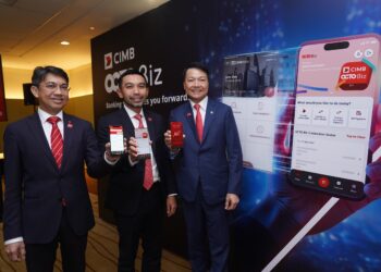 NOVAN Amirudin (tengah) Lawrence Loh (kanan) bergambar selepas pelancaran CIMB OCTO Biz pada Persidangan Ekonomi PKS ASEAN CIMB di Menara MITI, semalam.