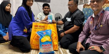 ZAINUDDIN Ghazali (dua dari kanan) menyerahkan bakul makanan dan sumbangan kepada Nur Zulaiha Zainuddin di Kampung Padang Bongor, Kota Bharu, Kelantan. – UTUSAN/ROSLIZA MOHAMED