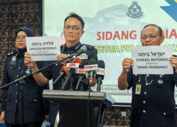 DZULKHAIRI Mukhtar menunjukkan contoh tulisan Hebrew bertulis ‘Malaysia betanu’ yang tular pada sebuah kenderaan pacuan empat roda milik seorang pesara kerajaan ketika sidang akhbar di IPK Melaka, hari ini. - UTUSAN/AMRAN ALI