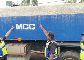 STIEN Van Lutam (kiri) memeriksa sebuah lori yang membawa muatan batu melebihi had semasa Op Gempur Kenderaan Perdagangan di Stesen Penguatkuasaan JPJ Kuala Ketil di Baling.