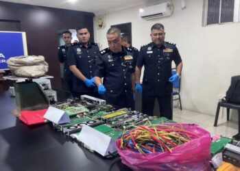 ABDULL Razak Osman (tengah) menunjukkan komponen dicuri suspek dari pencawang pemancar telekomunikasi pada sidang akhbar di IPD Padang Terap.