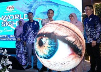 MOHD. Azman Yacob (tengah) ketika merasmikan Sambutan Hari Penglihatan Sedunia Tahun 2025 di Ipoh, Perak hari ini. - UTUSAN/FADZIL ZAINOL