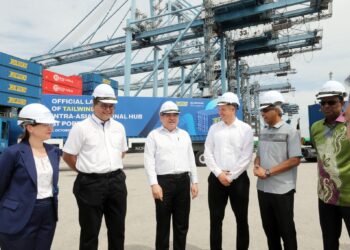 ANTHONY Loke Siew Fook bersama pengurusan kanan Tailwind dan Northport selepas melancarkan hab itu di Pelabuhan Utara, Klang, Selangor hari ini. - UTUSAN/ISKANDAR SHAH MOHAMED