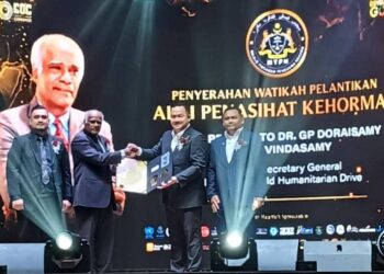 YEO Kok Vui (dua dari kanan) menyampaikan watikah pelantikan Ahli Penasihat Kehormat MTPN kepada GP Doraisamy pada Majlis Anugerah Pilihan Pengguna 2025 di Taman Daya, Johor Bahru, Johor semalam.