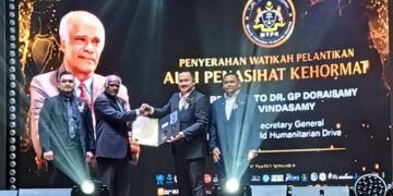 YEO Kok Vui (dua dari kanan) menyampaikan watikah pelantikan Ahli Penasihat Kehormat MTPN kepada GP Doraisamy pada Majlis Anugerah Pilihan Pengguna 2025 di Taman Daya, Johor Bahru, Johor semalam.