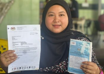 SITI Norhidayu Hamim menunjukkan buku kesihatan bayi dan kanak-kanak serta surat pengesahan kelahiran kanak-kanak di bawah jagaannya sejak lapan tahun lalu.