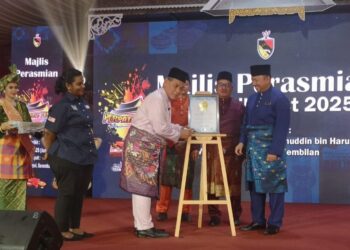 AMINUDDIN Harun menerima sijil pengiktirafan MBOR sebagai Penganjuran Festival Adat Perpatih Paling Lama pada Majlis Perasmian Perpatih Fest 2025 di Muzium Negeri, Seremban hari ini. - UTUSAN/NUR SHARIEZA ISMAIL