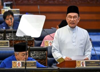 ANWAR Ibrahim ketika membentangkan Belanjawan 2026 di Dewan Rakyat, semalam. - JABATAN PENERANGAN