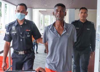 KANNAN diiringi oleh anggota polis ketika dihadapkan ke Mahkamah Sesyen George Town, Pulau Pinang hari ini atas tuduhan merompak seorang wanita warga Sepanyol, pada 30 September lalu. - UTUSAN/DANIAL SAAD