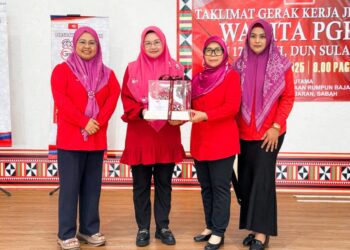 REDONAH Bahanda (dua dari kiri) menerima cenderamata selepas Taklimat Gerak Kerja Jentera Wanita PGRS PRN Sabah Ke-17 bagi DUN Sulaman, Sabah.