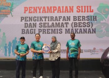 LING Tian Soon (dua kiri) menyampaikan anugerah pengiktirafan 'Bersih dan Selamat' kepada pengusaha restoran sempena program Sambutan Bulan Malaysia Sihat dan Sejahtera di pusat beli-belah Toppen, Johor Bahru.