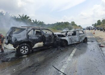 KEADAAN kemalangan membabitkan tiga buah kenderaan di Kilometer 56, Lebuhraya Senai-Desaru di Kota Tinggi, Johor hari ini.