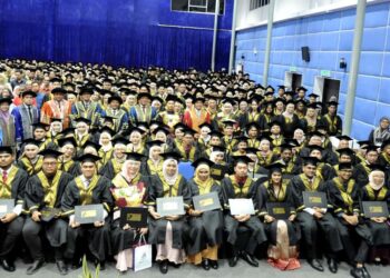 ONN Hafiz Ghazi bergambar bersama para graduan pada Majlis Konvensyen Kumpulan Pendidikan YPJ di Dewan Besar Kolej YPJ, Kota Tinggi, Johor hari ini. - UTUSAN/RAJA JAAFAR ALI