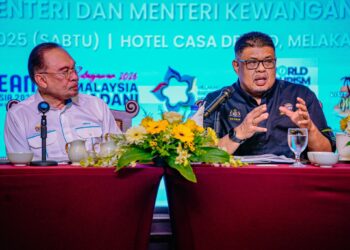 AB. Rauf Yusoh (kanan) bersama Perdana Menteri, Datuk Seri Anwar Ibrahim pada sesi libat urus Belanjawan 2026 di sebuah hotel di Banda Hilir, Melaka, baru-baru ini.