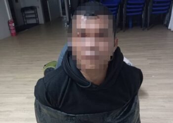 SUSPEK warga Indonesia berusia 37 tahun berjaya ditahan Maritim Malaysia selepas bot gentian kaca yang dinaikinya karam di perairan Tanjung Bidara, awal pagi semalam.