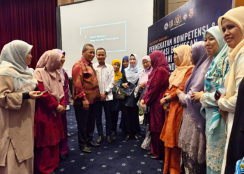 AMINUDDIN Harun beramah mesra dengan warga pendidik pada Program Nadi Guru Madani 2025 di Seremban, hari ini. - UTUSAN/NOR AINNA HAMZAH
