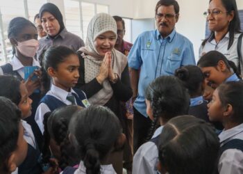 FADHLINA Sidek (tengah) ketika menyantuni murid SJKT Ladang Byram, Nibong Tebal, Pulau Pinang hari ini. - UTUSAN/DANIAL SAAD