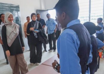 FADHLINA Sidek (kiri) ketika meninjau suasana di SJKT Ladang Byram, Nibong Tebal, Pulau Pinang hari ini. - UTUSAN/DANIAL SAAD