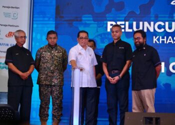 KHALED Nordin (tengah) melakukan gimik perasmian Majlis Peluncuran Minggu Bersama Pencarum - Jelajah Utara 2025 yang dianjurkan oleh LTAT di Kem Lapangan Terbang, Sungai Petani hari ini. - UTUSAN/ SHAHIR NOORDIN