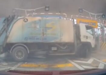 TANGKAP layar kamera papan pemuka (dashcam) menunjukkan keadaan lori sampah yang merempuh plaza tol selepas ditinggalkan pemandu warga Indonesia.