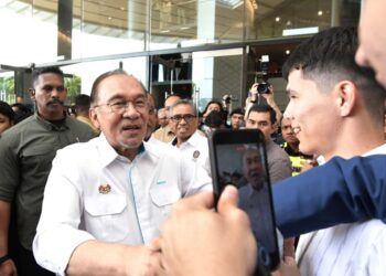 ANWAR Ibrahim bersama pelajar pada program bersama Pelajar Universiti Teknologi Petronas (UTP) di Seri Iskandar dekat Parit hari ini. - UTUSAN/ZULFACHRI ZULKIFLI