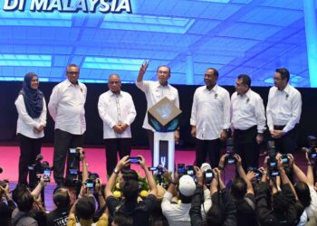 ANWAR Ibrahim menyempurnakan majlis peluncuran rasmi penal solar bumbung tunggal terbesar di Malaysia pada Program Ramah Mesra Pelajar UTP di Seri Iskandar dekat Parit hari ini. - UTUSAN/ZULFACHRI ZULKIFLI