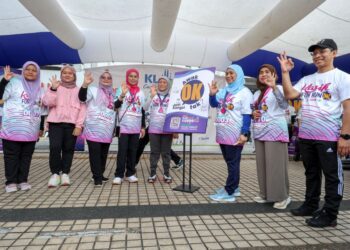 NANCY Shukri (lima kiri) pada pelancaran kempen ‘Awak Ok Tak?’ sempena Larian Kasih Fun Run di Dataran Dewan Bandaraya Kuala Lumpur (DBKL), semalam. – UTUSAN/FARIZ RUSADIO