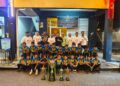 AZAHAR Hassan (atas, empat dari kanan) meraikan para pemain AT Arau yang menjuarai Kejohanan Liga Bola Sepak Satun di Thailand baru-baru ini.-UTUSAN