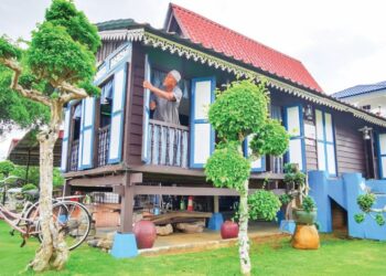 PENGUSAHA Homestay Warisan Bonda di Port Dickson, Zainal Yahman (kanan) menyiapkan hiasan inap desa di di Port Dickson, Negeri Sembilan. – UTUSAN/MOHD. SHAHJEHAN MAAMIN