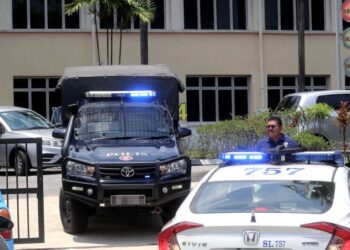PASUKAN polis memasuki kawasan sebuah sekolah di Petaling Jaya bagi menjalankan siasatan kes seorang pelajar perempuan tingkatan empat 
mati ditikam pelajar lelaki dalam kejadian kira-kira pukul 9.10 pagi, semalam.  UTUSANSADDAM YUSOFF