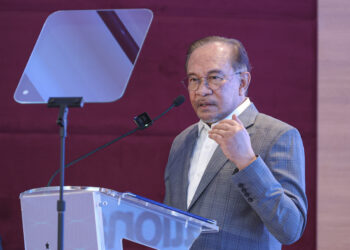 ANWAR Ibrahim ketika menyampaikan ucaptama ada Kuala Lumpur Conference On A New Just and Humane International Order 2025 di Kuala Lumpur hari ini.-UTUSAN/FARIZ RUSADIO