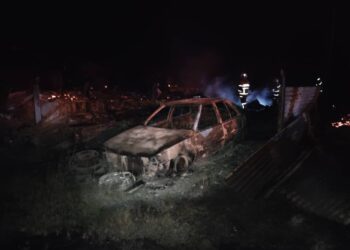 Sebuah Proton Saga turut musnah dalam kebakaran membabitkan tiga rumah pekerja di Sandakan, malam tadi. GAMBAR/ IHSAN JBPM SABAH