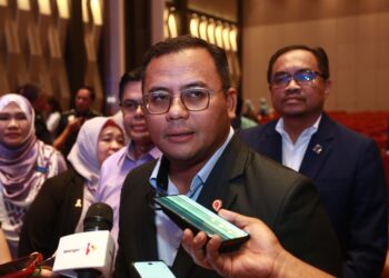 AMIRUDIN Shari ditemui pemberita selepas merasmikan Forum Shah Alam Urban di Pusat Konvensyen MBSA, Shah Alam hari ini. -UTUSAN/AFIQ RAZALI.