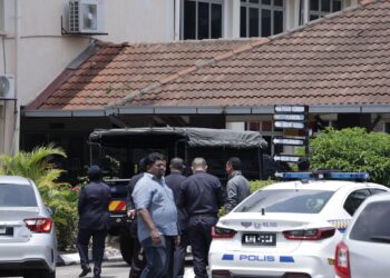 ANGGOTA polis membawa keluar mayat pelajar tingkatan 4 yang mati ditikam dalam kejadian di sebuah sekolah menengah di Bandar Utama, Selangor hari ini.-UTUSAN/SADDAM YUSOFF