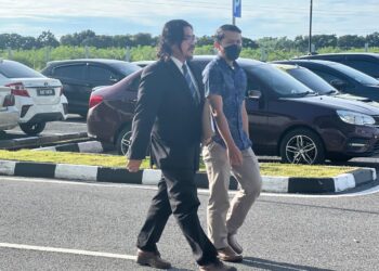 SEORANG pensyarah selaku OKS (kanan) berjalan masuk ke Kompleks Mahkamah Kangar, Perlis, bagi menghadapi pertuduhan menyebabkan kecederaan ke atas seorang pelajar lelaki pada Februari lepas di mahkamah di Kangar Perlis hari ini.-UTUSAN/ASYRAF MUHAMMAD