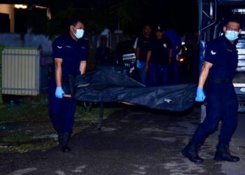 MAYAT mangsa diusung anggota polis dalam kejadian bunuh di Taman Cempaka 2, Durian Tunggal, Melaka. - UTUSAN/ARIF HAMIZAN MISKON