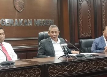 AMINUDDIN Harun pada sidang akhbar selepas mempengerusikan Mesyuarat Mingguan Exco di Wisma Negeri, Seremban hari ini.-UTUSAN/NUR SHARIEZA ISMAIL