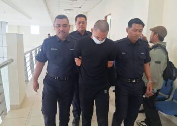 MUHAMMAD FAKRUL Aiman Sajali dibawa anggota polis ke Mahkamah Tinggi Klang, Selangor, semalam atas dakwaan membunuh teman wanitanya. – UTUSAN/ ISKANDAR SHAH MOHAMED