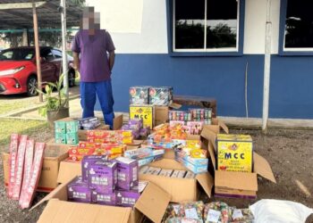 SEORANG lelaki ditahan kerana memiliki pelbagai jenis mercun dalam serbuan di sebuah rumah di Taman Bandar Baru, Pokok Sena, Kedah, semalam.